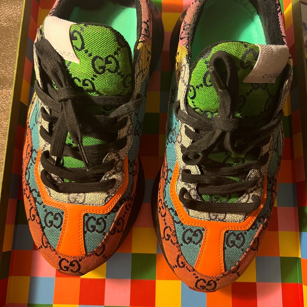 Much sought after GUCCI Rhyton Sneaker !!!! Original packaging, slight wear.